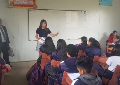 Alumnos de la Unidad Educativa España, en la Comuna de San Miguel de Calderón, al norte de Quito, durante la charla de prevención de la violencia