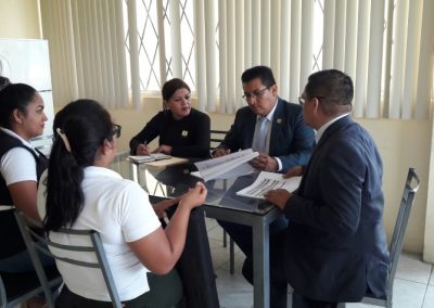 El Defensor Público provincial de Santo Domingo de los Tsáchilas, Mauricio Sotalín y la asistente legal, Maritza Amagua, durante la reunión con el director del CRS-Bellavista