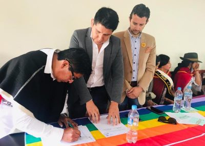 Defensor Público Regional Centro Norte, Danilo Sulca, del Defensor Público provincial de Tungurahua Santiago Burbano, firman convenio con el Gobernador del pueblo Salasaka, Baltazar Jiménez
