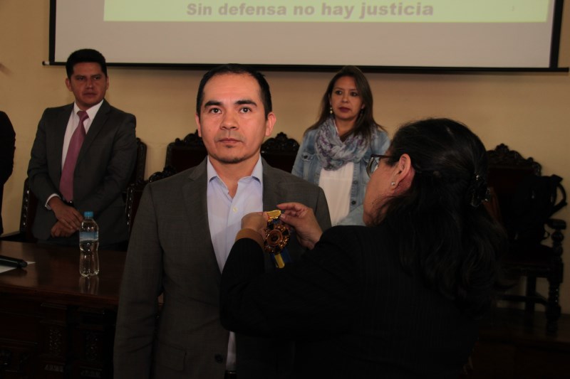 El Instituto Nacional Mejía rindió homenaje al Defensor Público General (e), Dr. Ángel Torres Machuca, como ex alumno del plantel