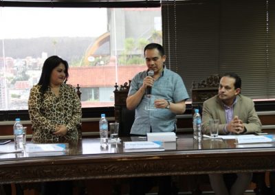 El Defensor Público General (e), Ángel Torres Machuca, entrega un reconocimiento a la Dra. Alexandra Mantilla, por su aporte en el taller de “Victimología”