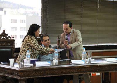 El Coordinador Nacional de Gestión de la Defensa Pública, Dr. Ricardo Morales, entrega a la Dra. Alexandra Mantilla, el certificado como facilitadora del taller “Victimología”