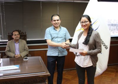 El Defensor Público General (e), Ángel Torres Machuca, entrega el certificado de participación a la Defensora Pública, Dra. Niña Guerreo, una de las asistentes al taller de “Victimología”