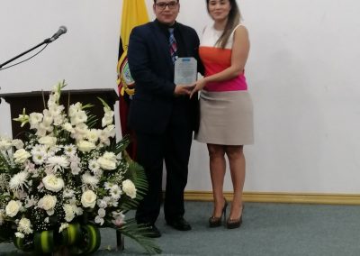 De las manos de la autoridad provincial de Santa Elena la Defensora Pública de la Región del Litoral recibe un reconocimiento