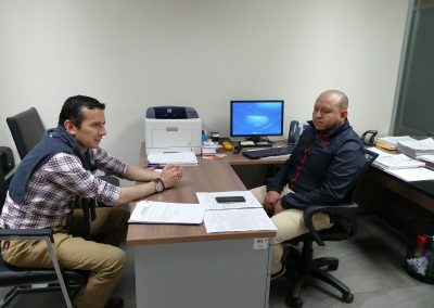 El Defensor Público provincial de Tungurahua, Santiago Burbano, durante la reunión con el coordinador del Consejo de la Judicatura de la Unidad Multicompetente de Pelileo y Baños