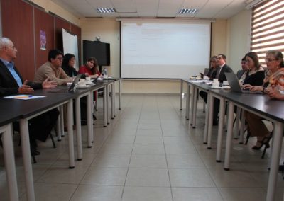 El Defensor Público General (e) Dr. Ángel Torres Machuca y representantes de la empresa consultora Holos en el taller de Interoperatividad