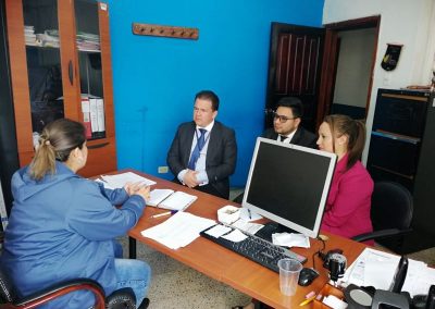 El defensor público provincial del Carchi, Edison Aldaz y su equipo técnico se reunieron con la directora del CRS –Tulcán.