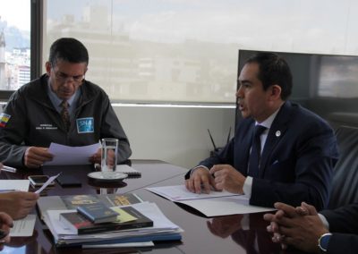 Dr. Ángel Torres Machuca y Gral. Edmundo Moncayo, durante la reunión de trabajo.