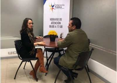 La Defensora Pública de Loja junto al vicealcalde de la ciudad durante la firma de un convenio de cooperación