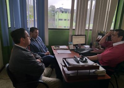 El Defensor Público Regional del Austro, Mauricio Vásquez, en la reunión con el director del CRS de Morona