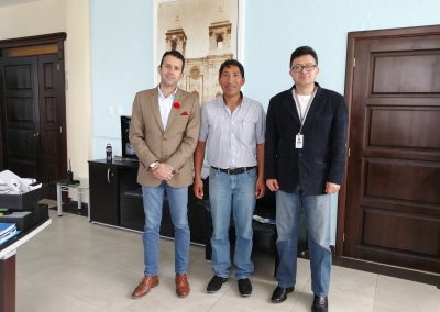 El Defensor Público provincial de Tungurahua, Santiago Burbano, durante la reunión con el alcalde de Pelileo, Leonardo Maroto.