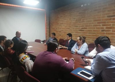El Defensor Público de la provincia de Imbabura durante reunión de trabajo con representantes de la Universidad de Otavalo.