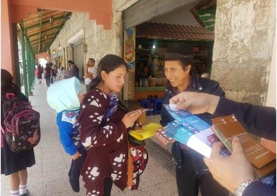 La Defensoría Pública de Loja en el mercado de Saraguro atiende las inquietudes de los usuarios