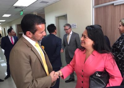 Dr. Santiago Burbano, Defensor Público provincial de Tungurahua, saluda con la Dra. María del Carmen Maldonado, Presidenta del Consejo de la Judicatura.