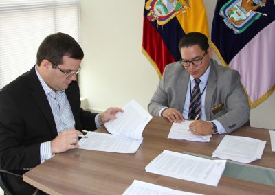 El defensor público provincial de Santa Elena, José Ramírez, suscribe un acuerdo con el director provincial del Consejo de la Judicatura, Augusto Pino, para la entrega de espacios físicos.