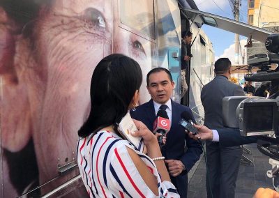 El Defensor Público General, Dr. Ángel Torres Machuca, explica los servicios que ofrece la Defensoría Móvil.