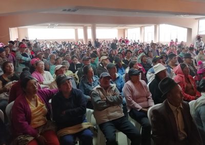Pobladores de la comunidad Pueblo Viejo durante el conversatorio sobre los servicios de la Defensoría Pública