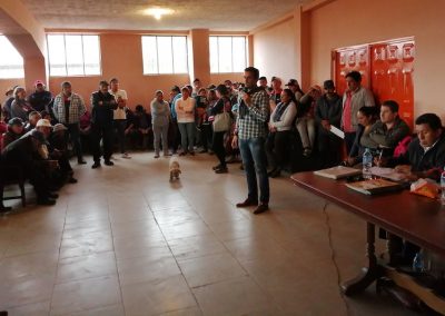 El defensor público provincial, Santiago Burbano, en la charla informativa con comuneros de Pueblo Viejo, en Quero.