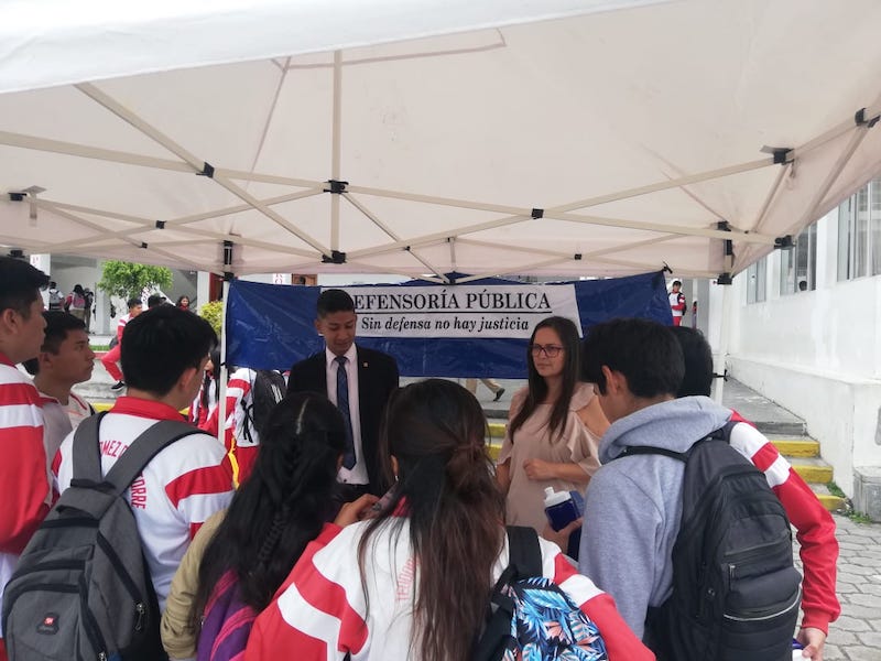 Imbabura: Estudiantes conocen los servicios de la Defensoría Pública en feria ciudadana