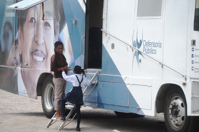 La Defensoría Móvil entrega asesoría legal gratuita en Ciudad Bicentenario, al norte de Quito