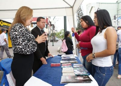 Estudiantes reciben información en feria ciudadana por el Día del Servidor Judicial ecuatoriano