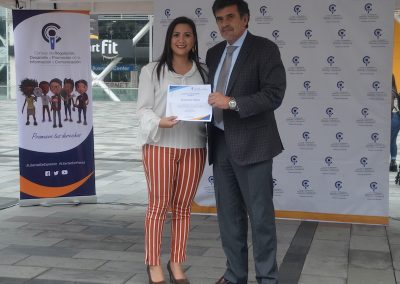 La defensora pública provincial de Pichincha, Andrea Guerrero, recibe del Cordicom el reconocimiento por la participación en capacitación de contenidos no discriminatorios.