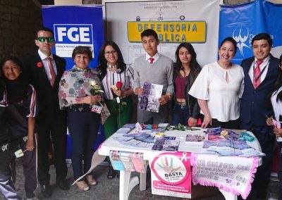 Defensor público de Cotopaxi, Santiago Burbano, junto a personal misional y participantes en el evento para erradicar la violencia contra la mujer.