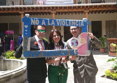 Defensor público de Cotopaxi, Santiago Burbano, junto a personal misional en el evento para eliminar la violencia contra la mujer.