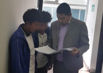El defensor público de Cayambe, Pablo Barragán, luego de la audiencia que declaró la inocencia y dispuso la libertad de dos adolescentes.