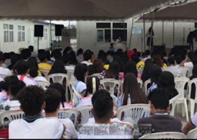 Alumnos Unidad Educativa Monseñor Lorenzo Stehle, durante la charla sobre Violencia de Género.