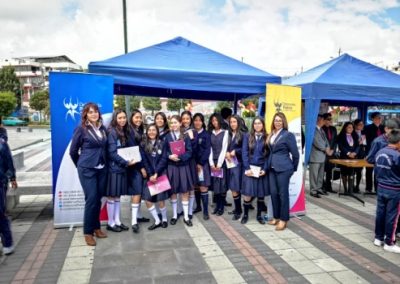 Estudiantes secundarios asistieron a la feria informativa sobre violencia de género.