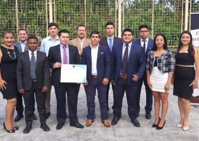 Defensor público provincial de Napo, Andrés León, con funcionarios y estudiantes del Consultorio Jurídico Gratuito de la Universidad Católica de Cuenca, en Tena