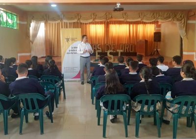 El defensor público, Juan Emilio Monteros durante la charla de prevención de violencia en la Unidad Educativa Santa Teresita.