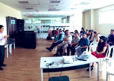 La defensora pública provincial del Sucumbíos, Edilma Borja, durante el taller sobre violencia de género.