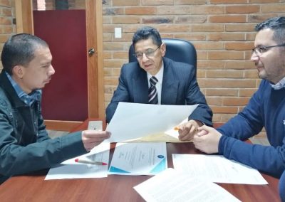 Defensor público provincial de Imbabura, Ernesto Espinosa, con representantes del CJG de la Universidad de Otavalo