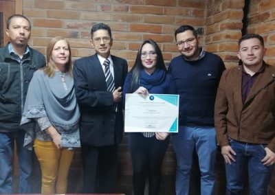 Defensor público provincial de Imbabura, Ernesto Espinosa, entrega certificado de renovación de CJG a la Universidad de Otavalo