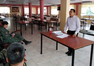Defensor público, Lauro Pogo, capacita a personal militar
