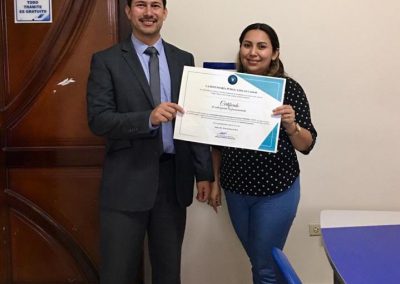 Defensor Público de Pastaza entrega certificado de funcionamiento a directora del CJG de Uniandes en Puyo