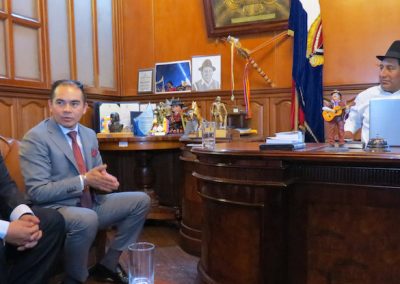 El Defensor Público General, Ángel Torres Machuca, con el alcalde de Guaranda, Medardo Chimbolema.