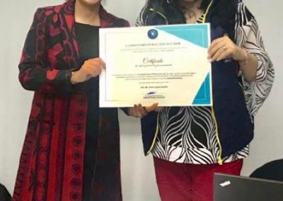 Defensora pública de Loja, María Cristina Meneses, entrega el certificado de funcionamiento del CJG a directivos de la UTPL