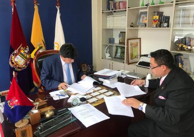 El defensor público provincial de Chimborazo, Freddy Garzón suscribe convenio con la Judicatura