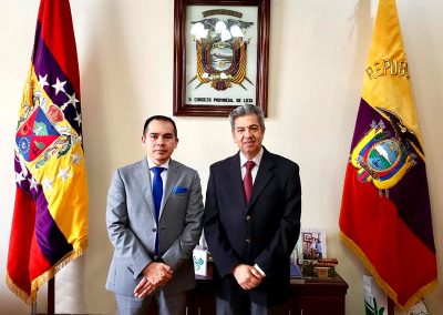 El Defensor Público General, Ángel Torres Machuca, en la reunión con el prefecto provincial de Loja, Rafael Dávila.