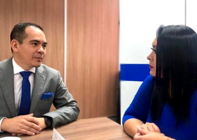El Defensor Público General, Ángel Torres Machuca, durante el encuentro con la delegada de la Judicatura de Loja.