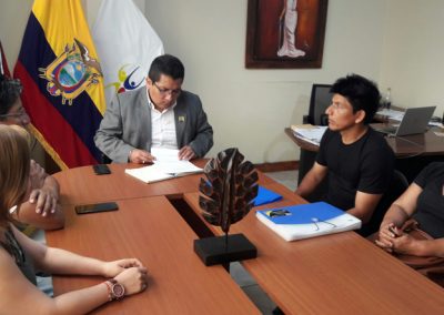 El defensor público provincial, Mauricio Sotalín, atiende a miembros de la nacionalidad Tsáchila.