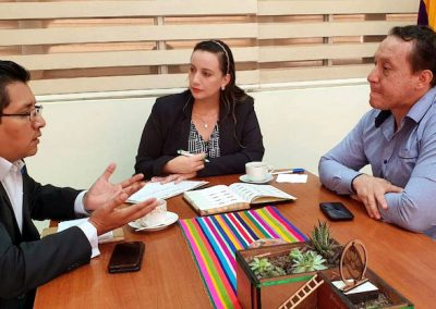 El defensor público provincial de Santo Domingo de los Tsáchilas, Mauricio Sotalín, durante la reunión con la prefecta, Johana Nuñez.