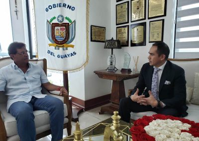 El Defensor Público General, Ángel Torres Machuca, durante la reunión con el prefecto del Guayas, Carlos Luis Morales.
