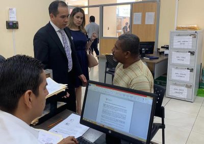 El Defensor Público General, Ángel Torres Machuca, dialoga con usuarios y personal misional de flagrancia, en la UVC de Guayaquil.